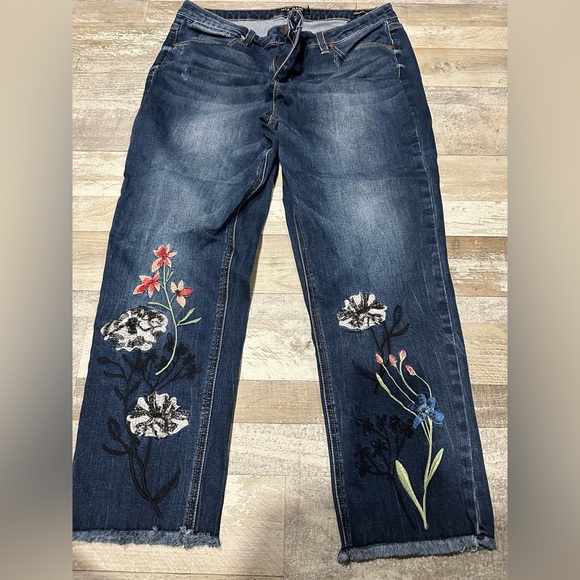 MAX JEANS Women's Floral Embroidered Straight Short Cropped Jeans size 12 fringe - Picture 1 of 11